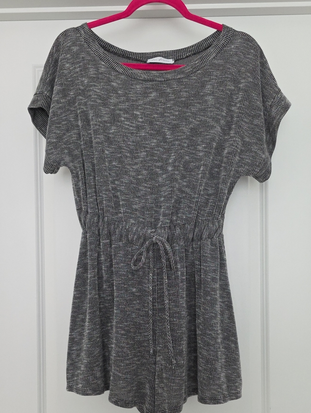 Women’s Short Sleeve Gray/Black Romber With Cinched Tie Waist